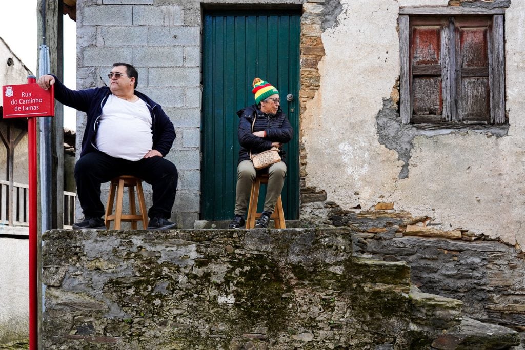Habitantes locais observando a festa do Carnaval