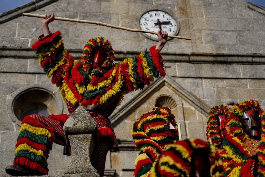 Grupo de caretos no adro da Igreja de Podence