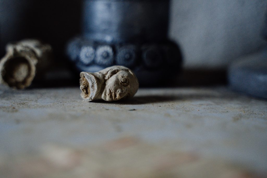 Cabeça de barro partida