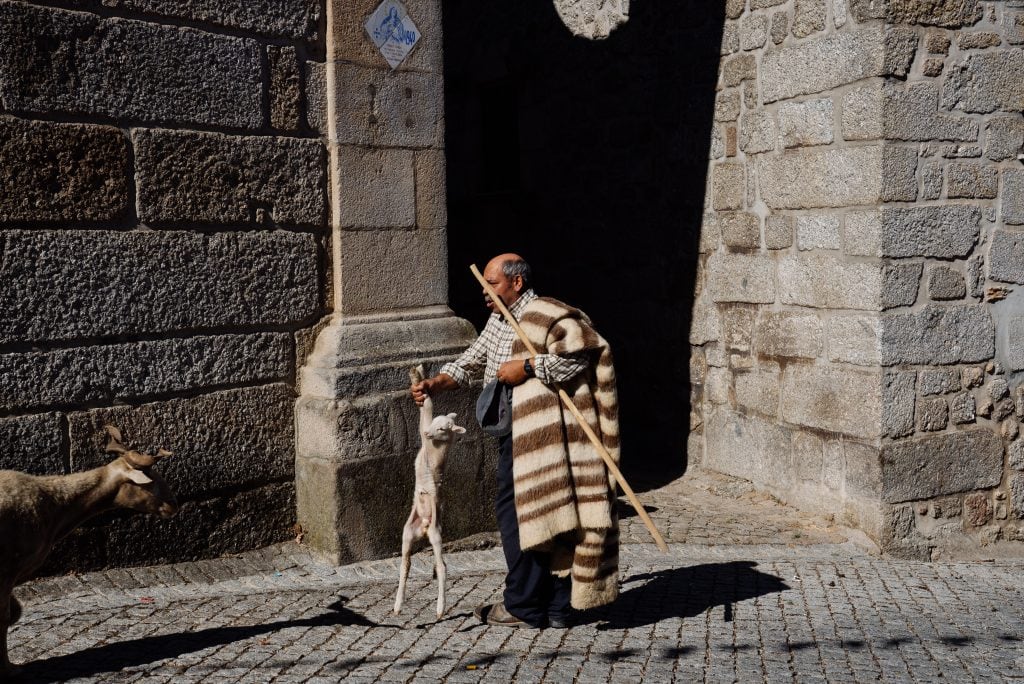 O pastor José Albano junto à Igreja do Freixo da Serra durante a Romaria das Ovelhas