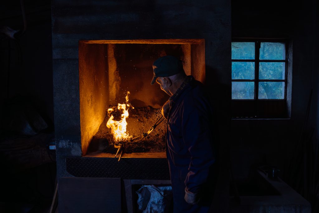 José Antão a trabalhar na sua forja, aldeia de Uva