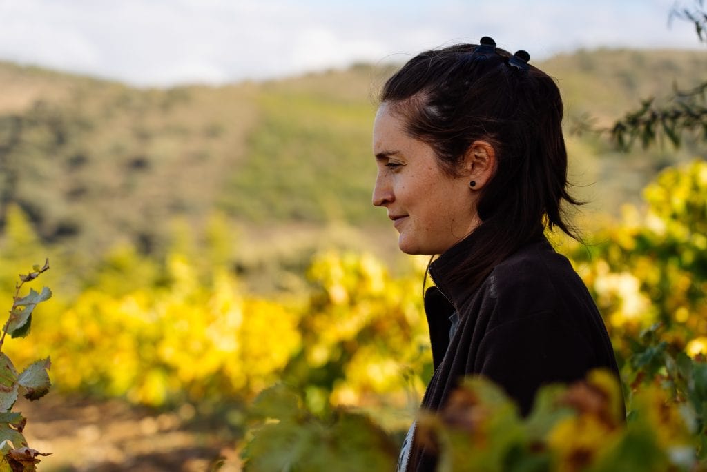 Aline Domingues junto às vinhas velhas que explora em Uva