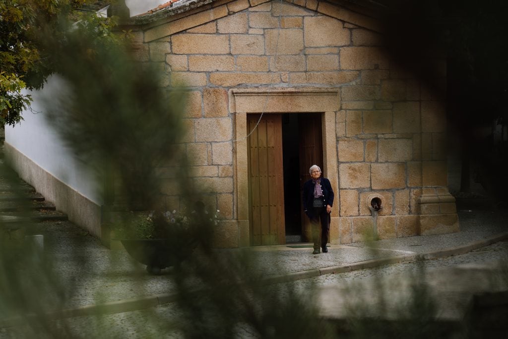 Saída da missa na capela de Uva