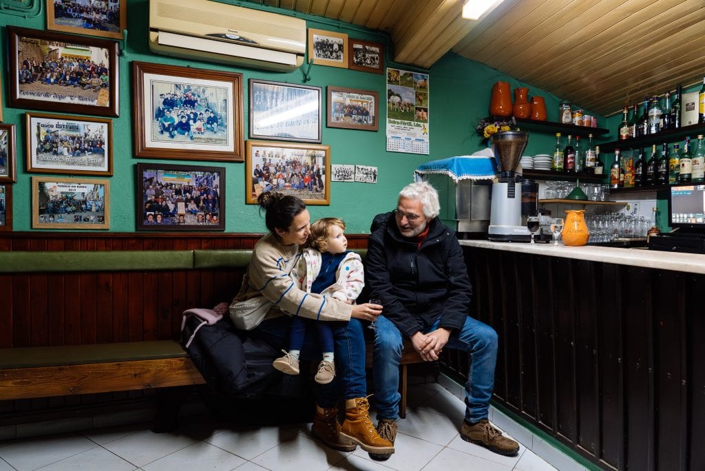 Rui Pelejão, Sofia Gambino e a filha de ambos na Tasca do Esteves