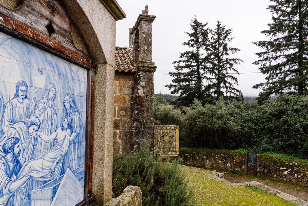 Azulejos numa igreja do Alcaide