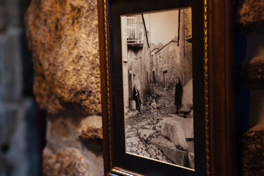 Fotografia antiga da aldeia de Pitões das Júnias
