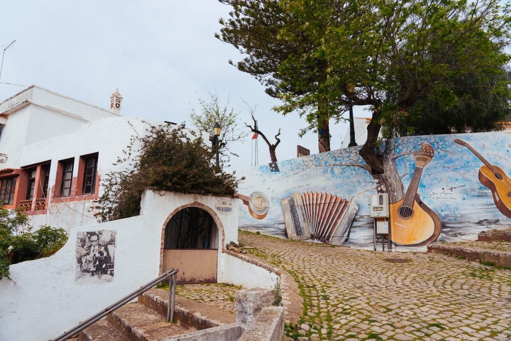 Arte urbana no centro de Alte