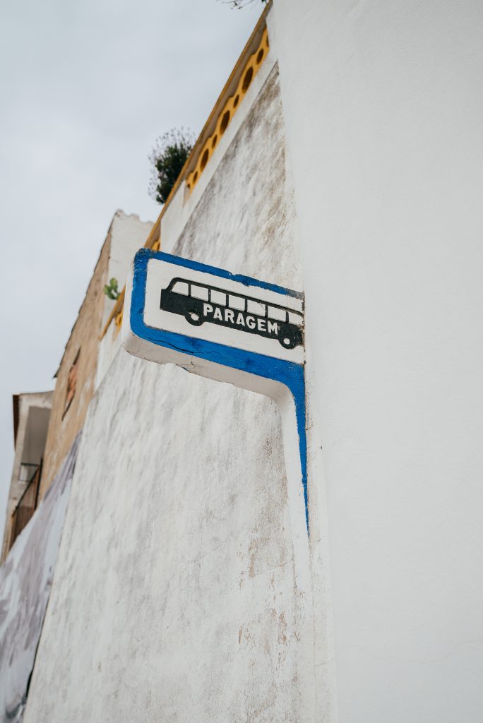 Paragem de autocarro na aldeia de Alte