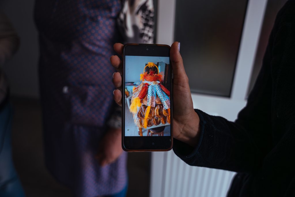 Belmira mostrando um altar-mor decorado com os enfeites de papel