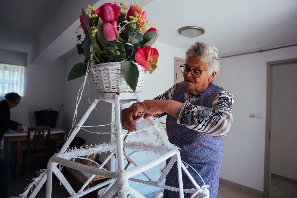 Preparando o altar-mor com enfeites de papel