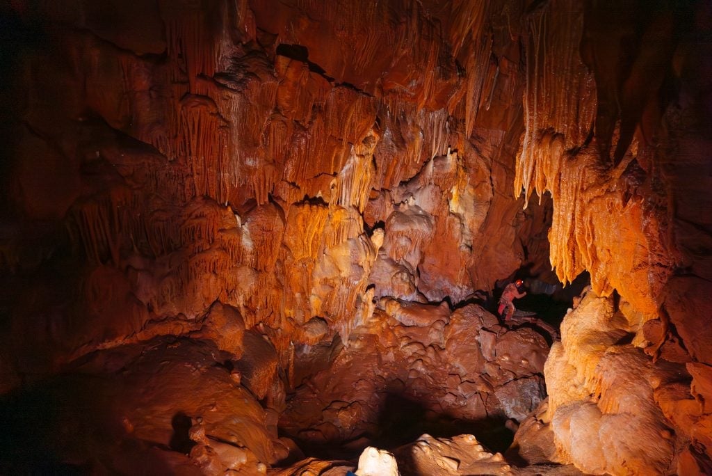 Orlando numa gruta em Serra de Santo António