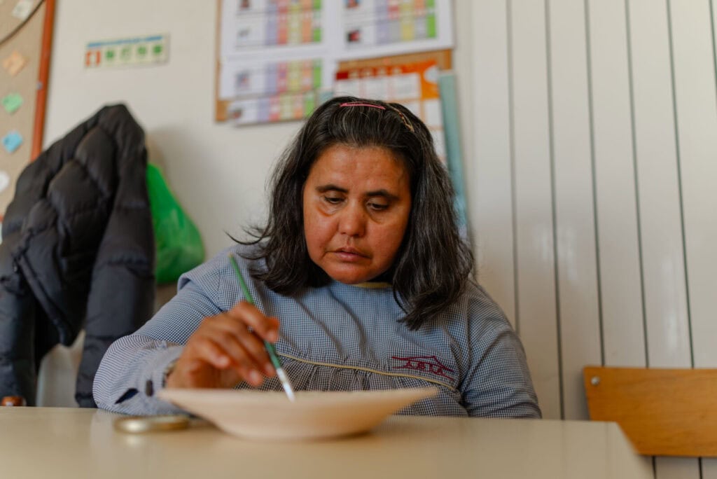 Fátima na oficina de olaria
