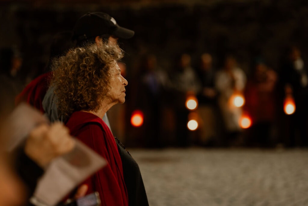 Maria José no magusto da ASTA na aldeia da Cabreira