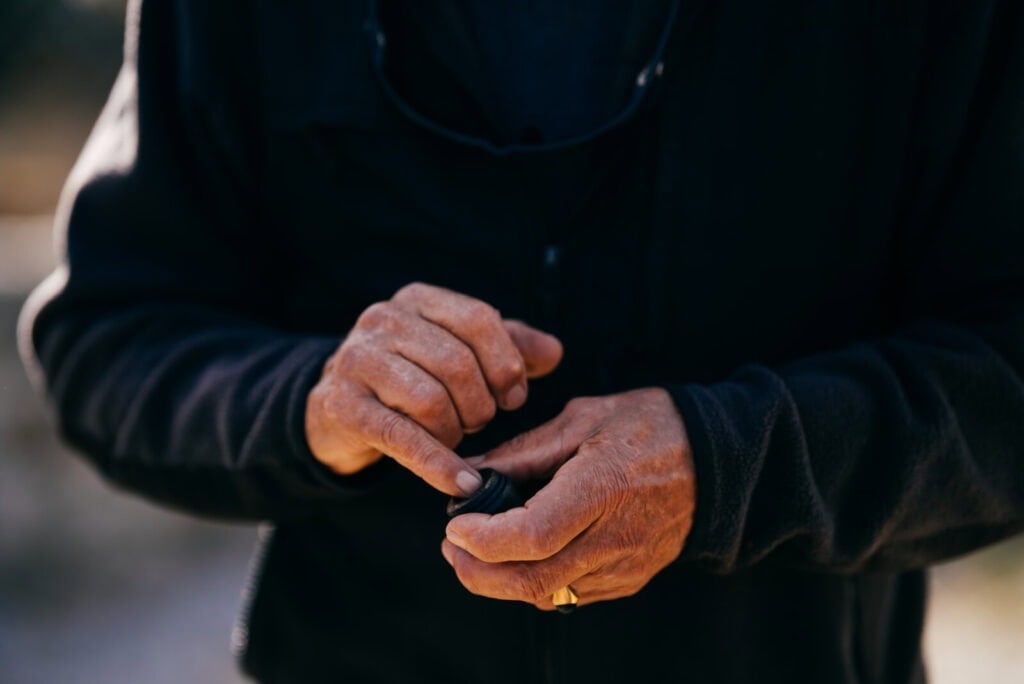 Catito preparando o cachimbo