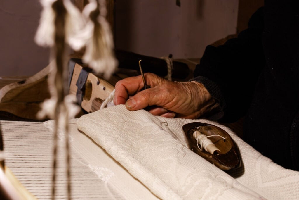 Benvinda Isidoro no tear