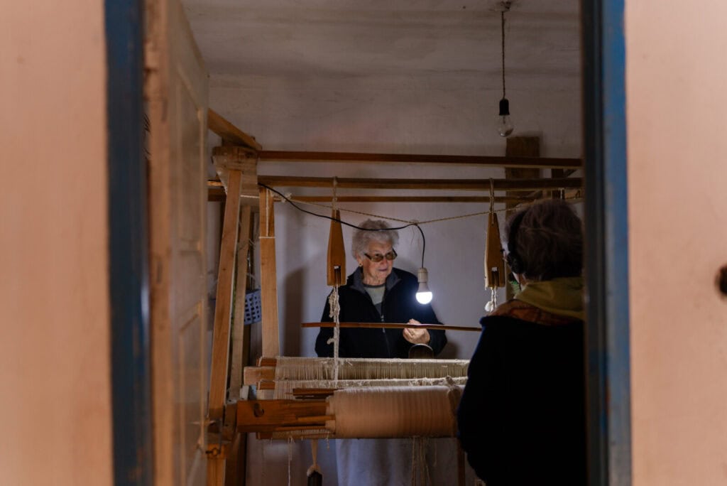 Benvinda Isidoro no seu tear