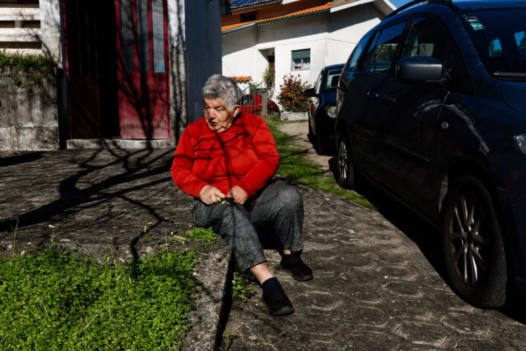 Tecedeira a fazer canelas