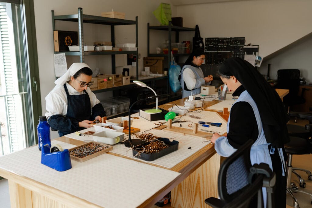 Manufatura de terços no Mosteiro Trapista de Santa Maria, Palaçoulo
