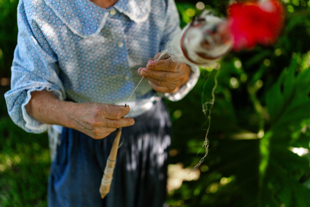 Celeste Silva demonstrando o ciclo do linho