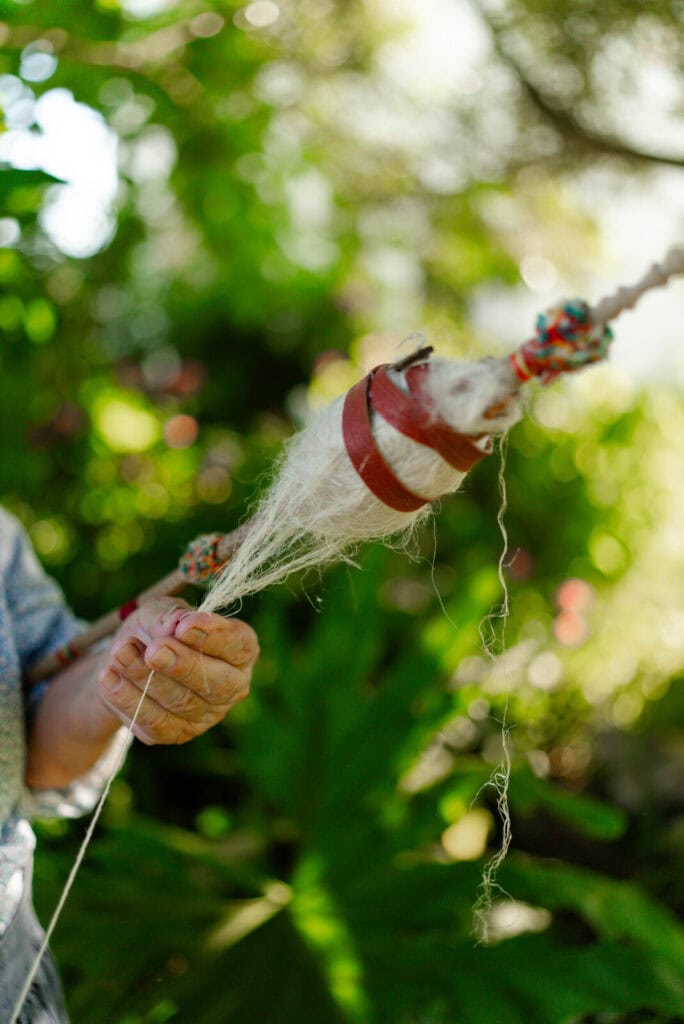 Celeste Silva demonstrando o ciclo do linho