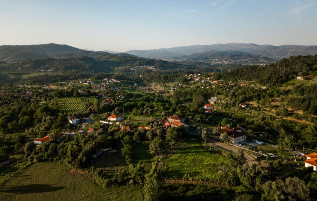 Vista aérea da aldeia de Bravães