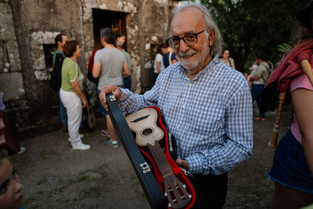 Jaime Ferreri com o seu cavaquinho na romaria de Bravães
