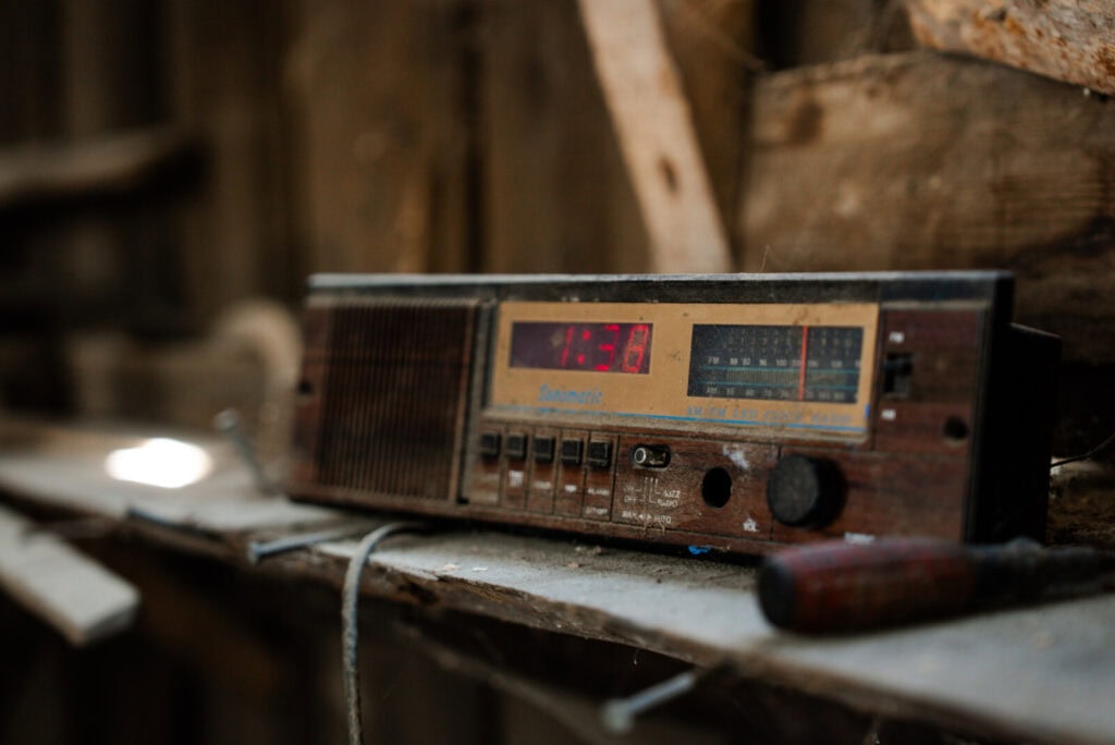 Rádio antigo na oficina de Evangelista Loureiro