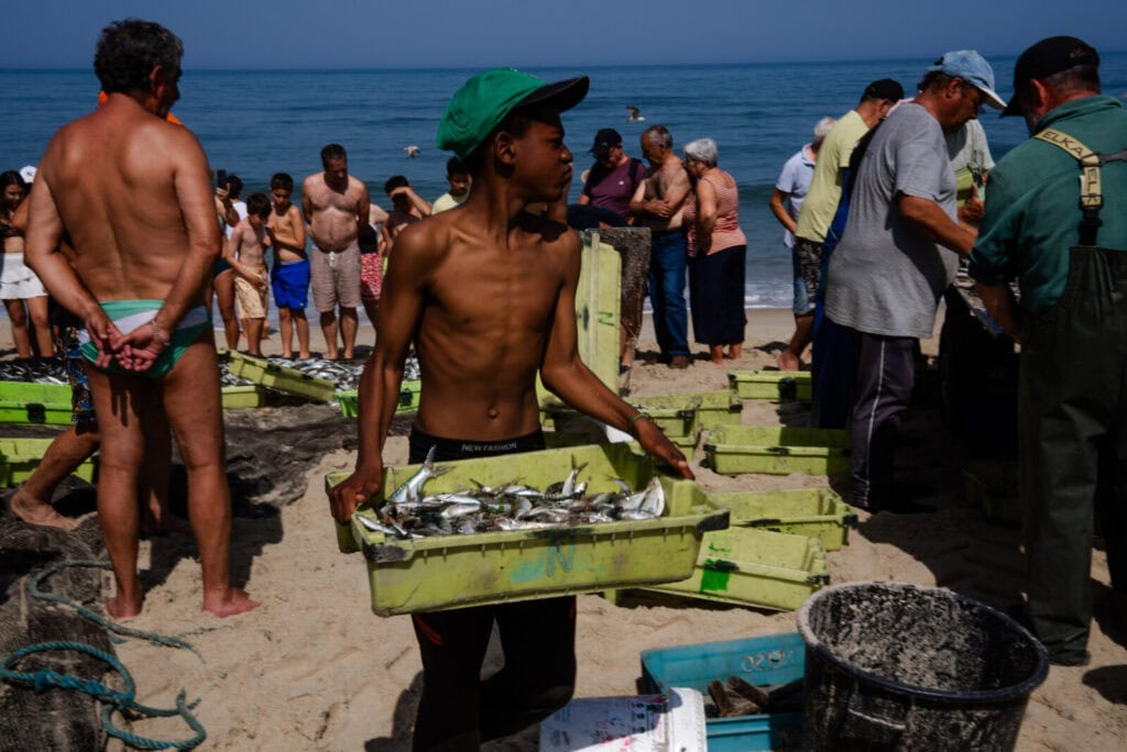 Venda de peixe na praia após a chegada da companha Senhor dos Aflitos