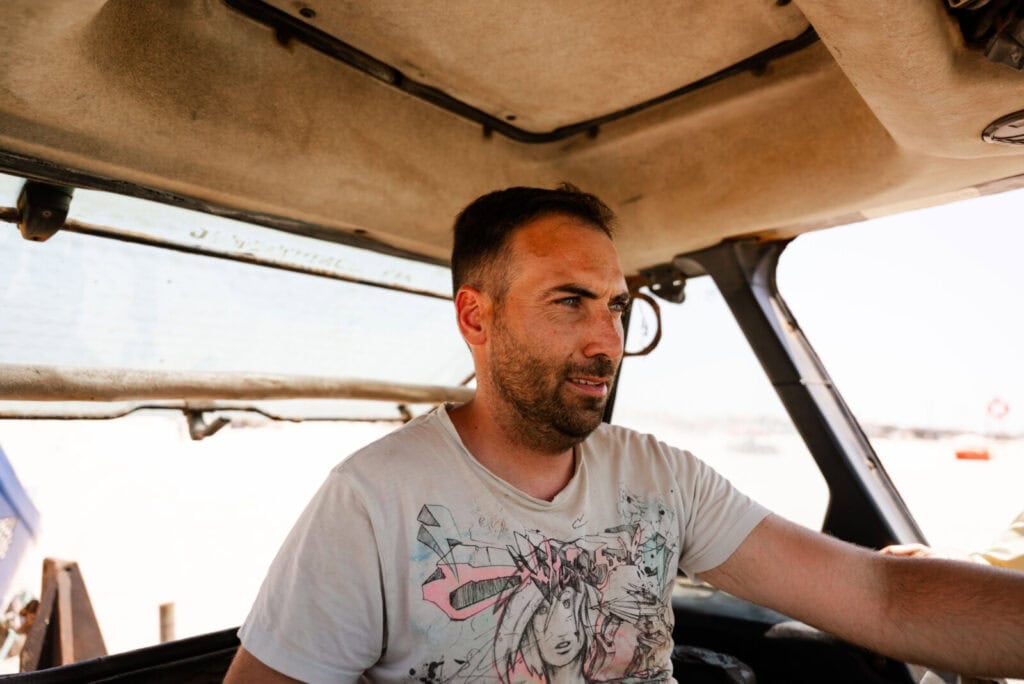 Tiago Amaro coordena a chegada da embarcação na Praia da Tocha